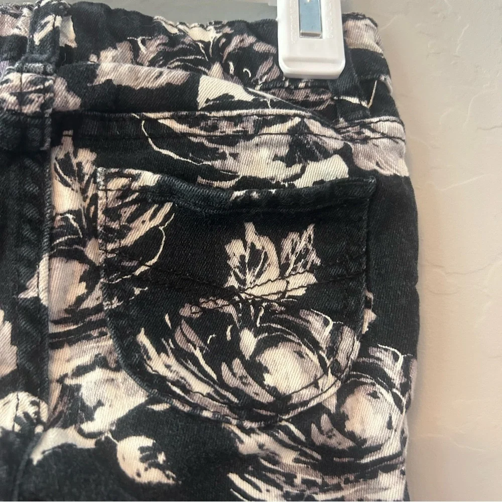 ⭐️Baby Gap black and white floral denim leggings size 4 years